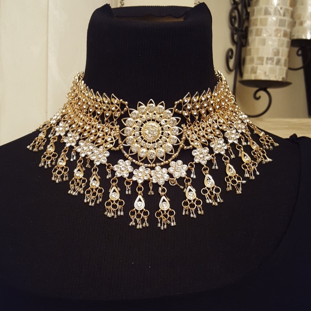 Natasha choker bib